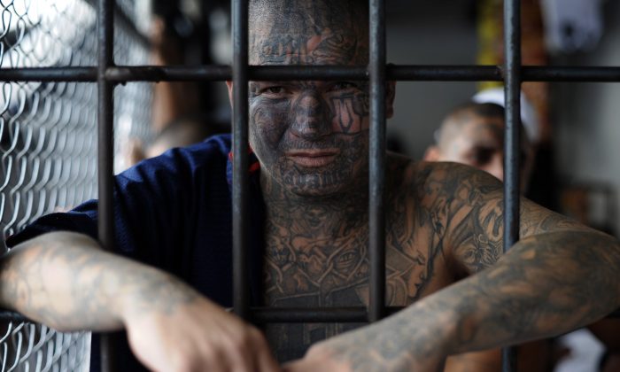 Un miembro de la pandilla Mara Salvatrucha (MS-13) en la prisión de Ciudad Barrios, 100 millas al este de San Salvador, El Salvador, el 19 de junio de 2012. (Jose Cabezas/AFP/GettyImages)
