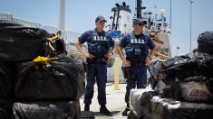 Guardia Costera de EE.UU. descarga en Florida droga interceptada y valorada en 55 millones