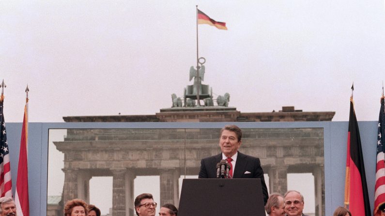 El presidente de los Estados Unidos, Ronald Reagan, en conmemoración del 750 aniversario de Berlín, se dirige a la gente de Berlín Occidental en la base de la Puerta de Brandenburgo, cerca del muro de Berlín, el 12 de junio de 1987. Reagan dijo: Gorbachov, derriba este muro". (MIKE SARGENT/AFP vía Getty Images)