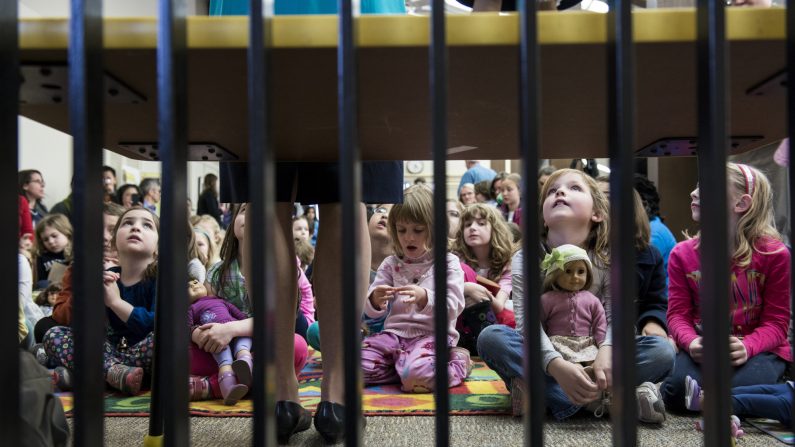 Los niños escuchan a un orador en una biblioteca en Arlington, Virginia, el 4 de abril de 2013. (BRENDAN SMIALOWSKI/AFP/Getty Images)