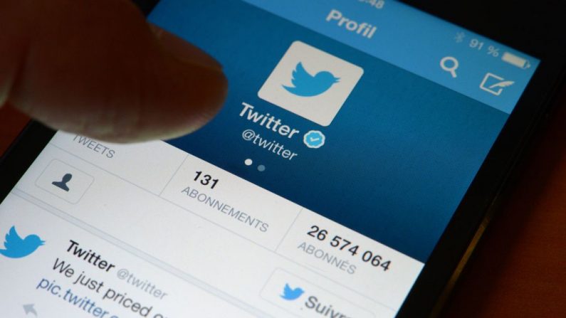 Una foto tomada en la ciudad francesa occidental de Rennes el 7 de noviembre de 2013 muestra una cuenta oficial de Twitter en un teléfono inteligente. (DAMIEN MEYER / AFP / Getty Images)