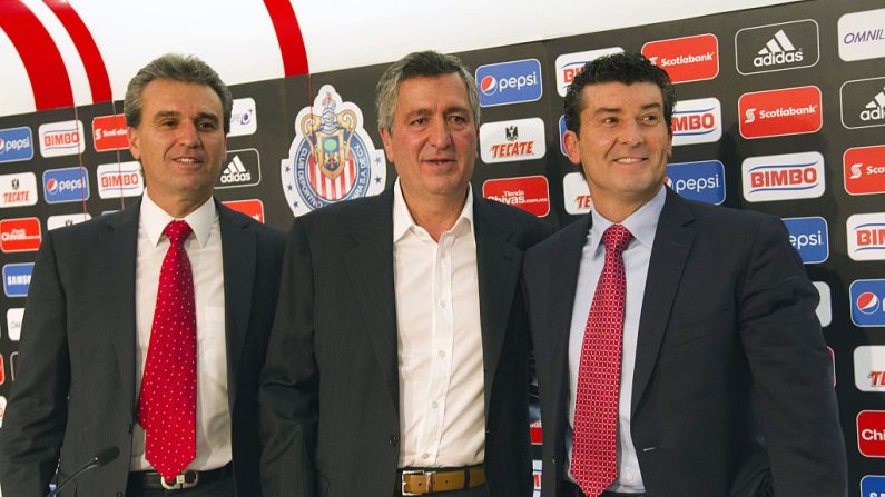 El presidente de Chivas, Jorge Vergara (medio). (Héctor Guerrero /AFP/Getty Images)