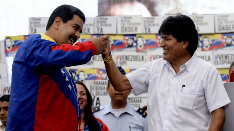 El dictador venezolano Nicolás Maduro (izq.) y el expresidente boliviano Evo Morales se saludan durante un mitin en el palacio presidencial de Miraflores en Caracas el 09 de abril de 2015. (Federico Parra/AFP/Getty Images)