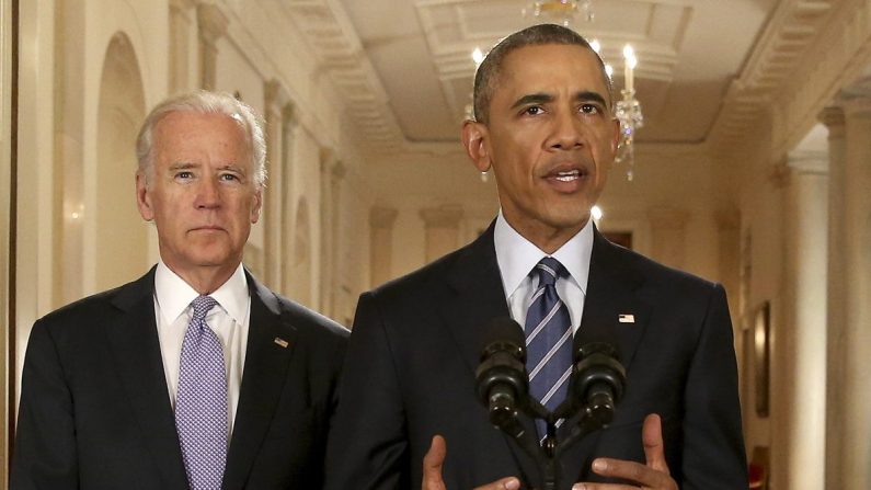 El expresidente Barack Obama, junto al exvicepresidente Joe Biden, habla sobre el acuerdo nuclear de Irán el 14 de julio de 2015. (Andrew Harnik-Pool/Getty Images)