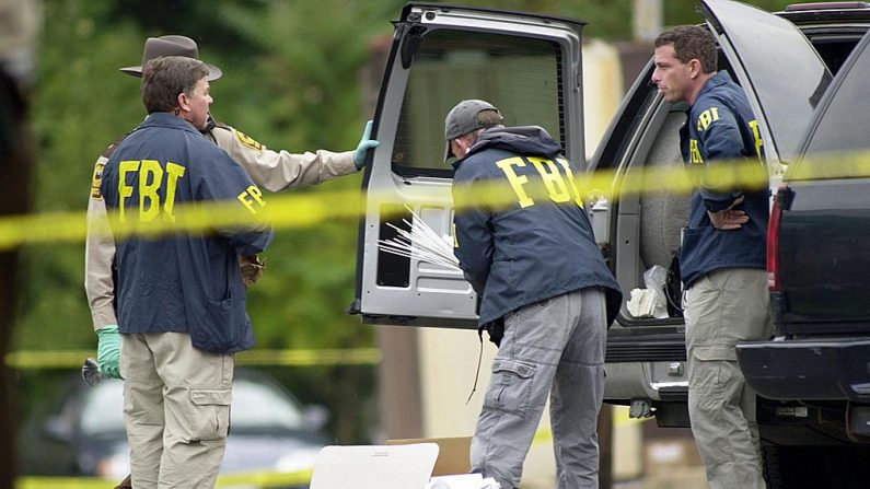 Agentes del FBI cargan suministros en un camión. (SHAWN THEW/AFP a través de Getty Images)