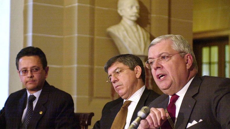 El excanciller nicaragüense, Francisco Aguirre Sacasa (d), hace declaraciones mientras el secretario general de la Organización de Estados Americanos (OEA), César Gaviria (c) y el canciller hondureño, Roberto Flores Bermúdez (i), observan después de firmar acuerdos que promueven la cooperación y el desarrollo fronterizo entre Nicaragua y Honduras 19 de diciembre de 2001 en la OEA en Washington DC. (JOYCE NALTCHAYAN / AFP / Getty Images)