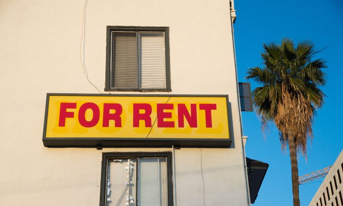 Se ve un letrero de "En Renta" en un edificio de Hollywood, California, el 11 de mayo de 2016. (Robyn Beck/AFP/Getty Images)