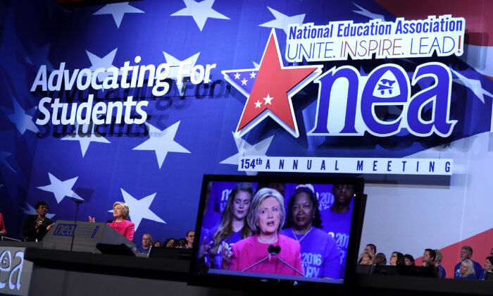 La candidata presidencial demócrata Hillary Rodham Clinton mientras da su discurso en la 95ª Asamblea Representativa de la Asociación Nacional de Educación en Washington, DC, el 5 de julio de 2016. (Alex Wong/Getty Imágenes)