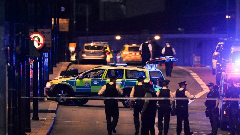 Policía caminan en la escena de un aparente ataque terrorista en el Puente de Londres en el centro de Londres el 3 de junio de 2017.
(Imagen de archivo de DANIEL SORABJI / AFP / Getty Images)