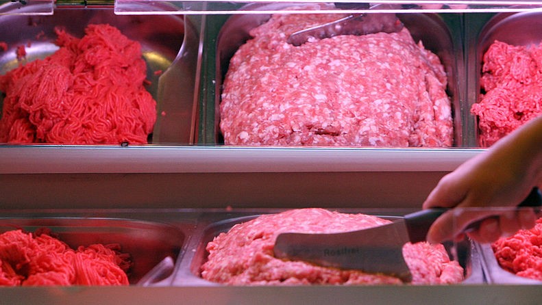 Un vendedor sirve porciones de carne picada el 1 de agosto de 2007 en una carnicería de Berlín. (BARBARA SAX/AFP vía Getty Images)
