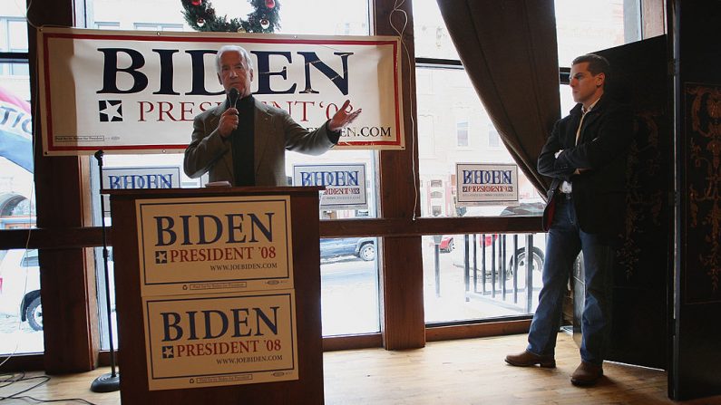 Joe Biden, en una campaña durante 2007 responde preguntas mientras su hijo, Hunter Biden, (Dcha.) observa a su lado en 180 Main Pub y Restaurant Dubuqu. Iowa, 9 de diciembre de 2007 (Foto de Scott Olson, Vía Getty Images )