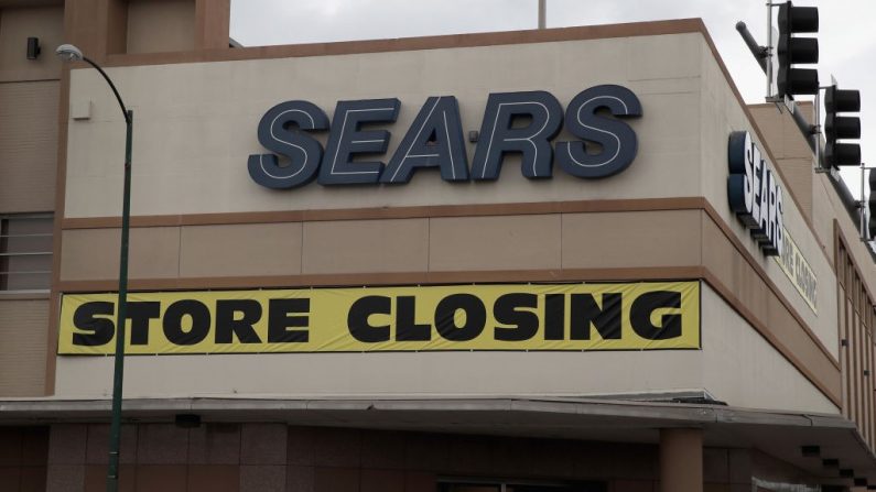 Un letrero anuncia el cierre de una tienda de Sears el 24 de agosto de 2017 en Chicago, Illinois.  (Foto de Scott Olson/Getty Images)