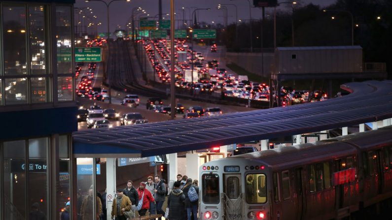 La autopista Kennedy Expressway está atascada de coches mientras los viajeros de la hora pico y los viajeros del Día de Acción de Gracias tratan de pasar por la ciudad el 21 de noviembre de 2017 en Chicago, Illinois. (Scott Olson/Getty Images)