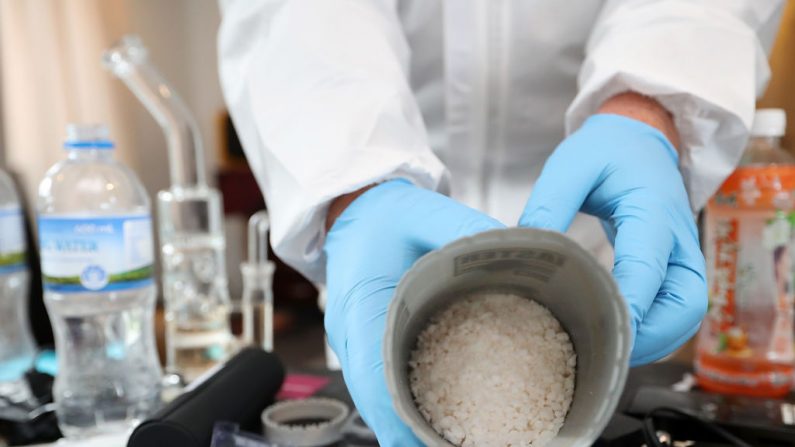 Un oficial de policía examina productos químicos y equipos encontrados en un laboratorio de fabricación de metanfetaminas después de una redada policial el 17 de enero de 2018 en Auckland, Nueva Zelanda (Foto de Fiona Goodall / Getty Images)