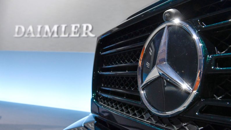 La estrella de Mercedes-Benz se muestra en la parte delantera de un modelo G de Mercedes-Benz en la conferencia de prensa anual del gigante automotriz alemán Daimler AG en Stuttgart, suroeste de Alemania, el 1 de febrero de 2018. (Thomas Kienzle/AFP/ Getty Images)

