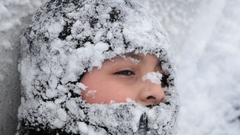 Imagen de archivo de nieve que cubre la cara de un niño en Chicago (Foto de Scott Olson/Getty Images)