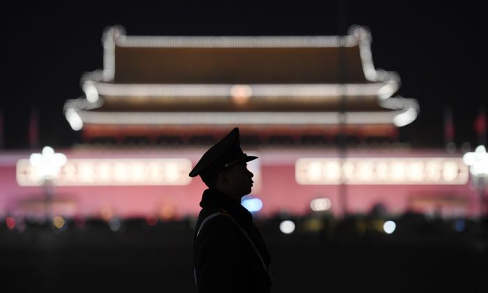 Un oficial de la policía paramilitar hace guardia en la Plaza de Tiananmen en Beijing, el 11 de marzo de 2018. (Greg Baker/AFP/Getty Images)