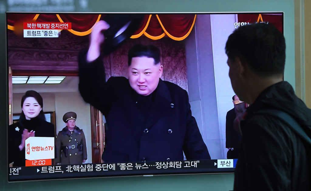 Un hombre mira un noticiero de televisión que muestra un archivo del líder norcoreano Kim Jong Un