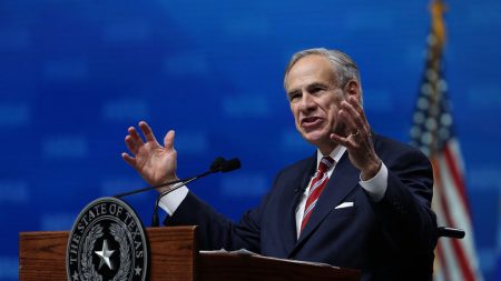 Gobernador de Texas Greg Abbott responde al tuit «Dios te puso en silla de ruedas»