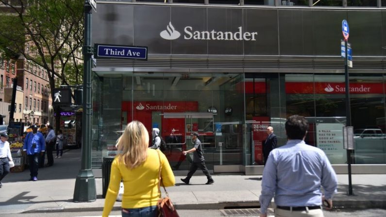 Una sucursal de Banco Santander  en la 3ª Avenida de la ciudad de Nueva York, el 11 de mayo de 2018. (Foto de HECTOR RETAMAL/AFP vía Getty Images)