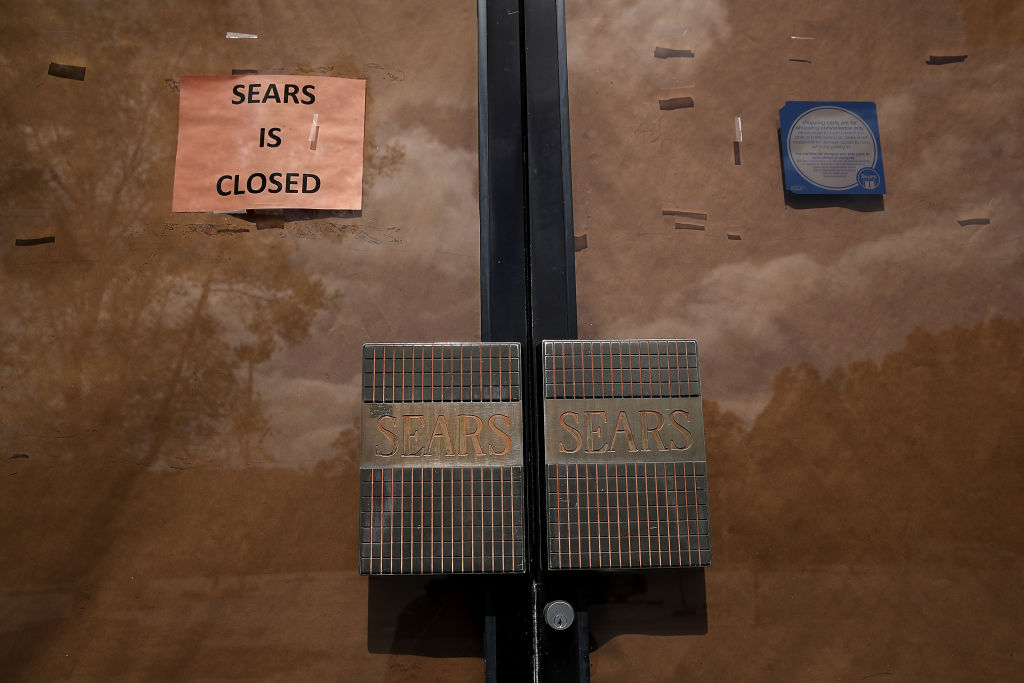 Un letrero se coloca en la puerta de una tienda cerrada de Sears el 31 de mayo de 2018 en San Rafael, California.
