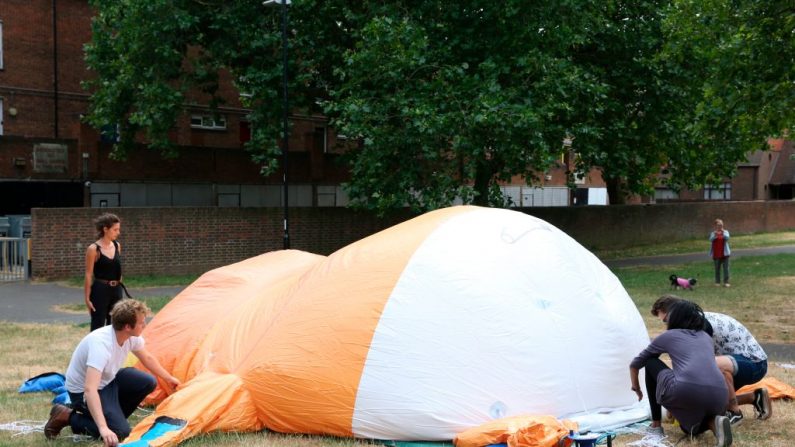 Activistas inflan un globo gigante que representa al Presidente de los Estados Unidos Donald Trump. (ISABEL INFANTES/AFP vía Getty Images) 