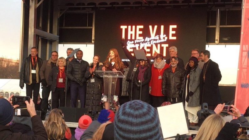 Hillary Simpson, la fundadora de Crazymothers, habla en el Evento Epidémico de Lesiones por Vacunas en el Capitolio en Washington el 15 de noviembre de 2019. (Candice Edwards)