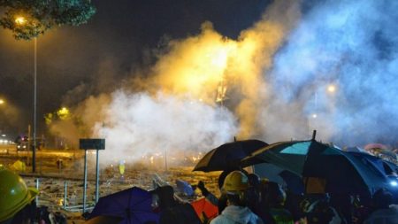 Polícia de Hong Kong intensifica agressão em confrontos violentos no campus de uma universidade