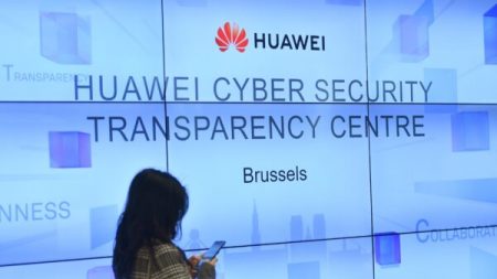 Senadores urgen al presidente Trump a evaluar el riesgo de seguridad de Huawei para EE.UU.