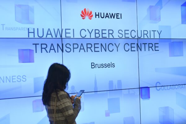 Una mujer en un evento en el Huawei Cybersecurity Center en Bruselas, el 21 de mayo de 2019. (Emmanuel Dunand/AFP/Getty Images)
