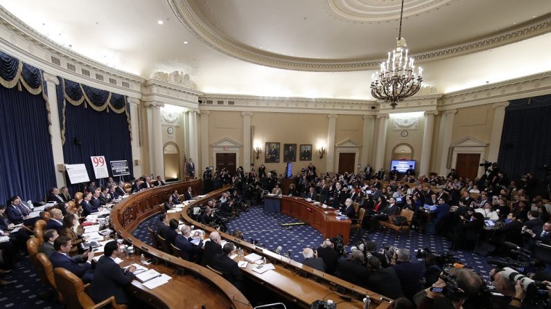 El tercer día de audiencias abiertas en la investigación de juicio político contra el presidente Donald Trump se lleva a cabo ante el Comité de Inteligencia de la Cámara en Capitol Hill el 19 de noviembre de 2019. (Alex Brandon-Pool/Getty Images)
