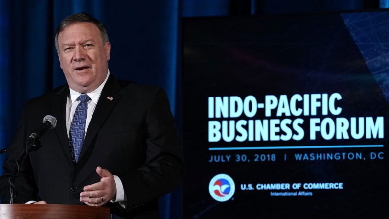 El secretario de Estado de Estados Unidos, Mike Pompeo, habla durante el Foro Empresarial Indo-Pacífico en la Cámara de Comercio de Estados Unidos (USCC) en Washington, el 30 de julio de 2018. (Alex Wong/Getty Images)