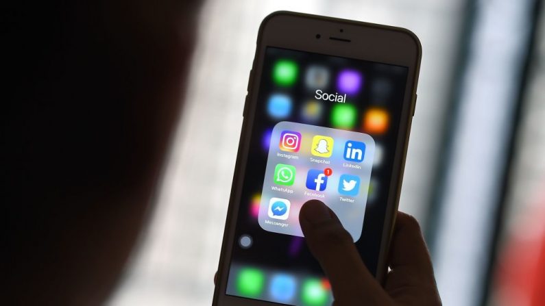 Imagen ilustrativa de un usuario de iphone mirando sus aplicaciones de redes sociales Facebook, Instagram, Snapchat, Whatsapp, Twitter, Messenger y Linkedin. (MANAN VATSYAYANA/AFP/Getty Images)