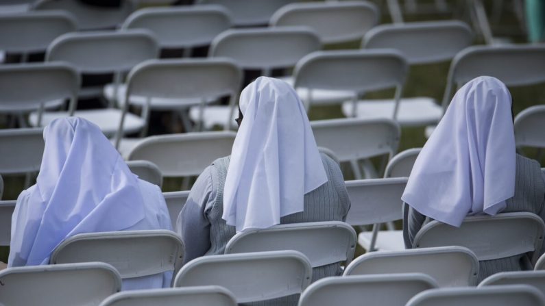 Freiras esperam pelo Papa Francisco no Independence Hall em 26 de setembro de 2015 na Filadélfia, Pensilvânia (DÊ SMIALOWSKI / AFP através da Getty Images)