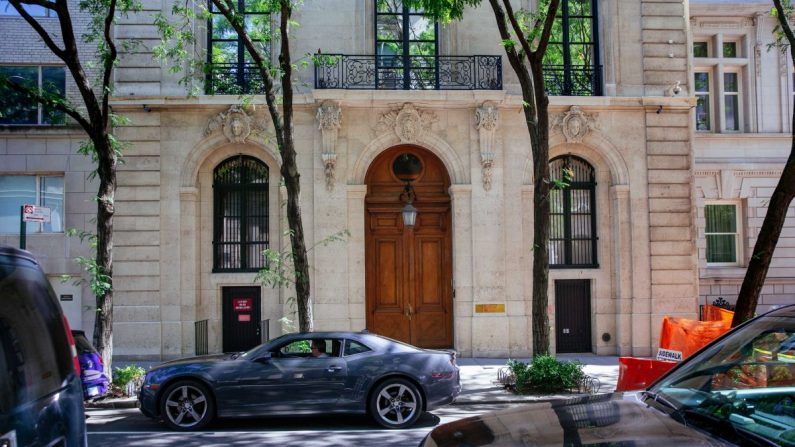 El exterior de la residencia de Jeffrey Epstein en el Upper East Side se ve en la ciudad de Nueva York el 15 de julio de 2019. (Kevin Hagen/Getty Images)