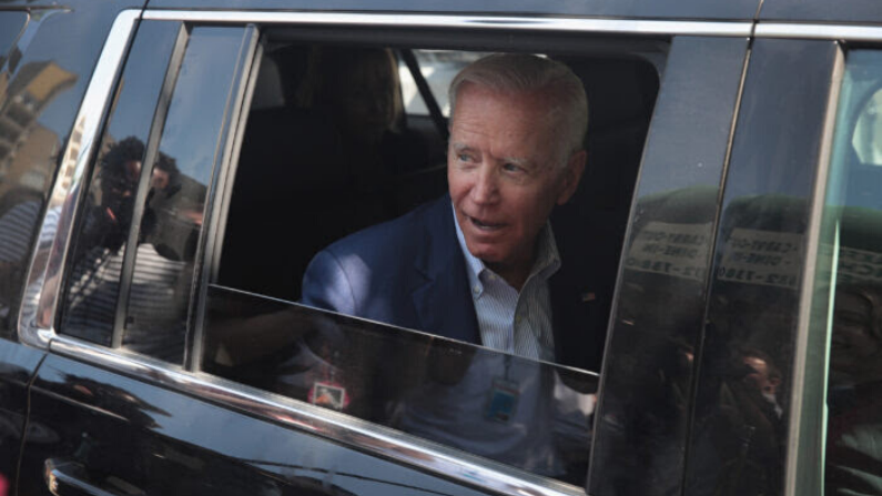 El candidato presidencial demócrata y exvicepresidente Joe Biden se va tras una visita al restaurante One Coney Island de Detroit el 01 de agosto de 2019 en Detroit, Michigan. (Scott Olson/Getty Images)
