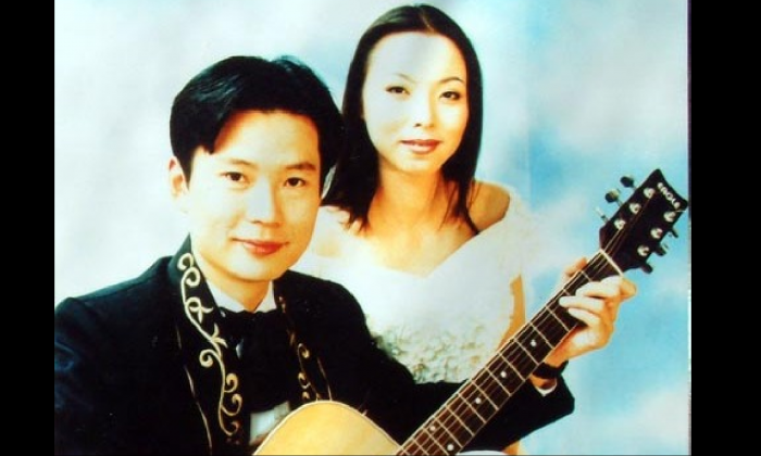 Li Jingsheng e sua esposa Wan Yu quando se apresentaram juntos no final dos anos 90 (Minghui.org)