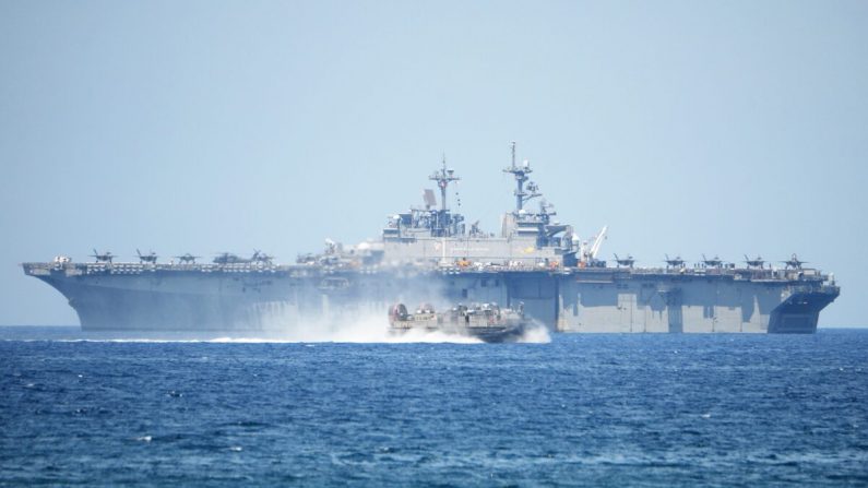 Un aerodeslizador de la Marina de EE.UU. pasa velozmente por el USS Wasp, el buque de asalto anfibio multipropósito de la Marina de EE.UU., durante los ejercicios de aterrizaje anfibio, como parte del ejercicio militar conjunto anual de Estados Unidos y Filipinas en las costas de la ciudad de San Antonio, frente al Mar del Sur de China. (Ted Aljibe/AFP a través de Getty Images)