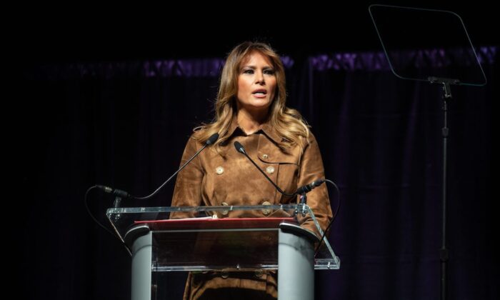 La Primera Dama Melania Trump se dirige a la Cumbre Juvenil B'More en Baltimore, Maryland, el 26 de noviembre de 2019. (NICHOLAS KAMM / AFP a través de Getty Images)