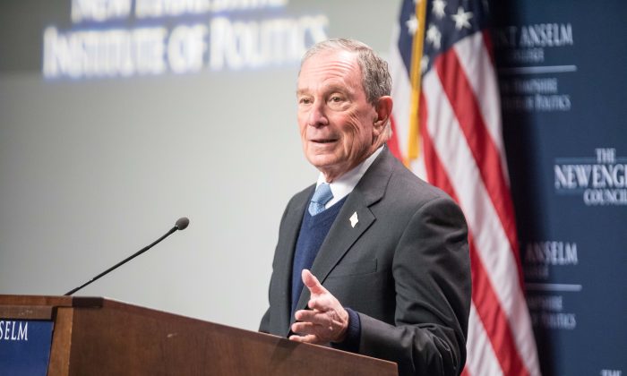 El exalcalde de la ciudad de Nueva York, Michael Bloomberg, habla en el Instituto de Política de New Hampshire durante un viaje exploratorio en Manchester, New Hampshire, el 29 de enero de 2019. (Scott Eisen/Getty Images)