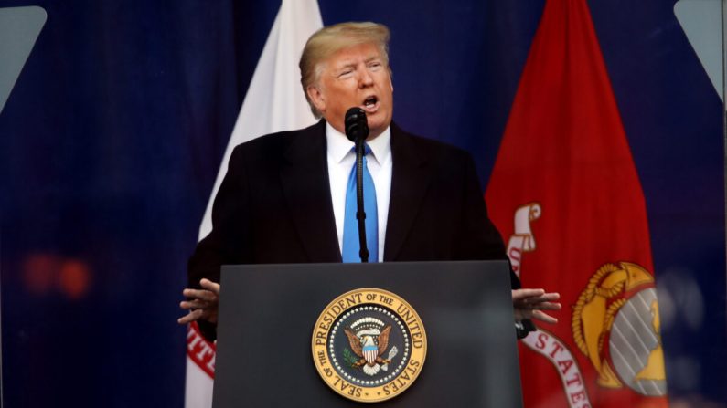 El presidente de Estados UNidos, Donald Trump, habla en la ceremonia de apertura del Desfile del Día de los Veteranos en Nueva York el 11 de noviembre de 2019. (Spencer Platt/Getty Images)