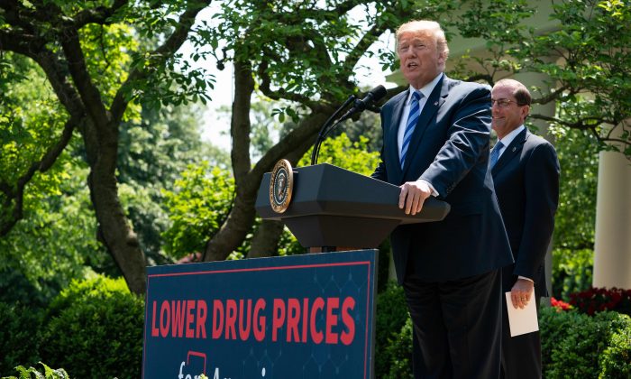 El presidente Donald Trump pronuncia un discurso junto con el secretario de Salud y Servicios Humanos, Alex Azar (R), sobre la reducción de los costos de los medicamentos en el Rose Garden de la Casa Blanca en Washington el 11 de mayo de 2018. (Nicholas Kamm/AFP/Getty Images)
