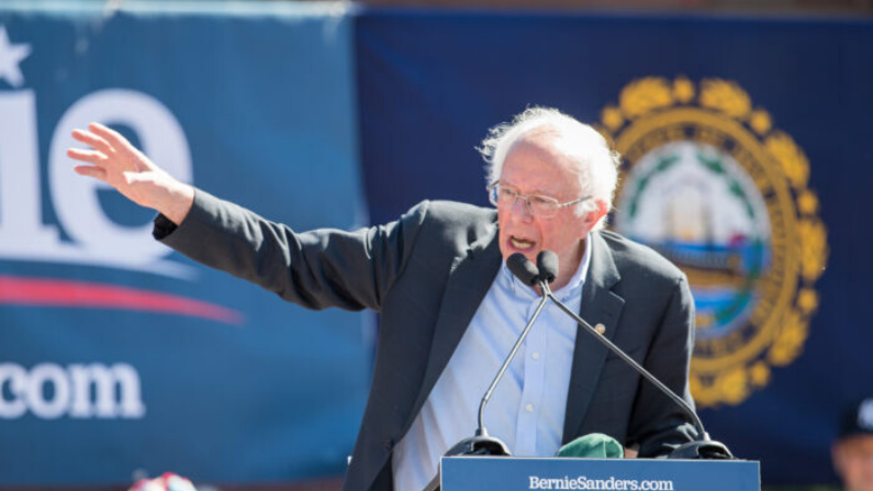 El candidato presidencial demócrata, el senador Bernie Sanders (I-Vt.) habla durante su evento en la Universidad Estatal de Plymouth en Plymouth, New Hampshire, el 29 de septiembre de 2019. (Scott Eisen/Getty Images)