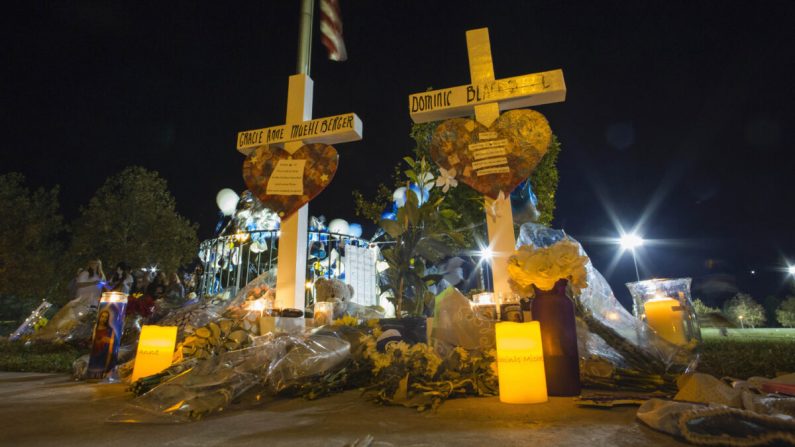 Un memorial colocado en la vigilia por las víctimas del tiroteo en la Escuela Secundaria Saugus de Santa Clarita, California, el 17 de noviembre de 2019. (Apu Gomes/Getty Images)