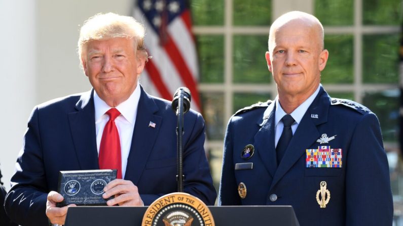 El general John W. Raymond (R) y el presidente Donald Trump posan durante un evento que establece el Comando Espacial de los Estados Unidos en el Jardín de las Rosas de la Casa Blanca en Washington, el 29 de agosto de 2019. (Saul Loeb/AFP a través de Getty Images)