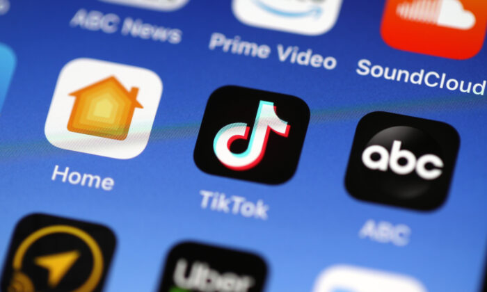 En esta foto, la aplicación Tik Tok se muestra en un iPhone de Apple en San Anselmo, California, 1 de noviembre de 2019. (Justin Sullivan/Getty Images)
