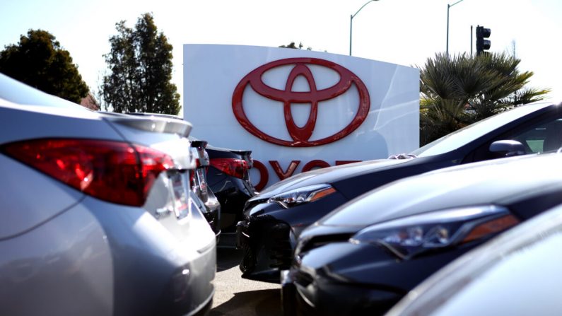 Los autos Toyota recién salidos de fábrica se exhiben en un lote de ventas en Oakland, California, el 6 de febrero de 2019. (Justin Sullivan/Getty Images)