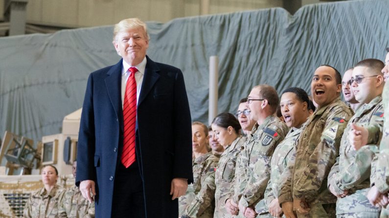 El presidente Trump saluda a los miembros del servicio de los Estados Unidos desplegados en el aeródromo de Bagram en Afganistán el jueves 28 de noviembre de 2019, durante una visita sorpresa por Acción de Gracias. (Foto oficial de la Casa Blanca por Shealah Craighead)