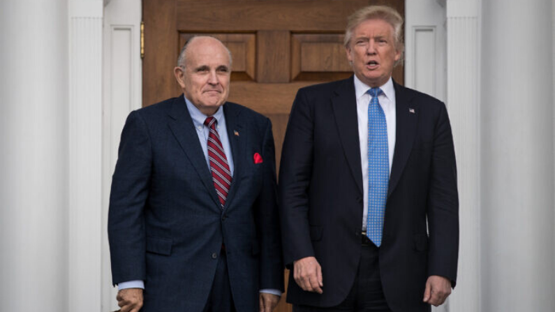 Donald Trump y Rudy Giuliani en el Trump International Golf Club en Nueva Jersey el 20 de noviembre de 2016. (Drew Angererer/Getty Images)
