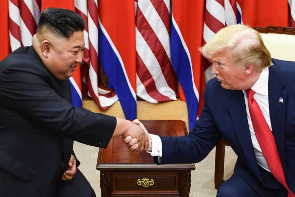 El dirigente de Corea del Norte Kim Jong Un (izq.) y el presidente de Estados Unidos Donald Trump se dan la mano durante una reunión en el lado sur de la Línea